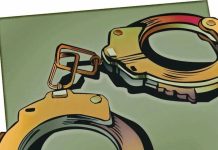 कारमधून मौल्यवान वस्तू चोरणाऱ्याला पोलिसांनी अटक केली