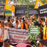 पुण्यात पावसाळ्यापूर्वीची निकृष्ट दर्जाची कामे, पाणी साचल्याने शिवसेनेचे आंदोलन